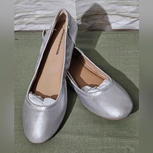 Amazon Essentials Women's Shimmering Silver Loafers